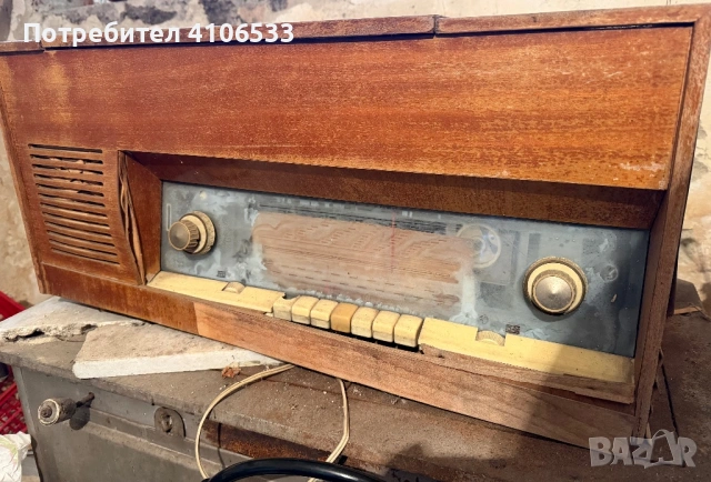   Стар винтидж радиограмофон комбайн – дървен корпус, зелен филц, чака възстановяване