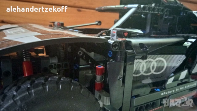 Лего сет Audi RS Q e-tron Фотоапарат Polaroid OneStep SX-70 и други, снимка 7 - Конструктори - 50699453