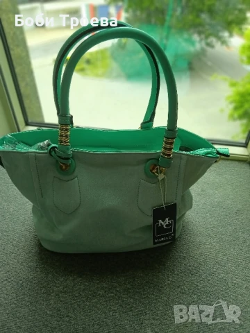 Дамска чанта среден размер, изработена от висококачествена 
кожа в цвят тюркоаз, снимка 1