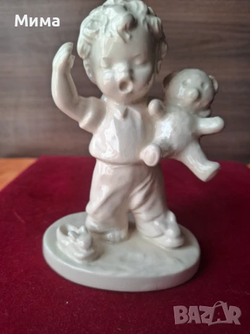 Две фигурки на Goebel Hummel , снимка 2 - Фигурки - 50634931