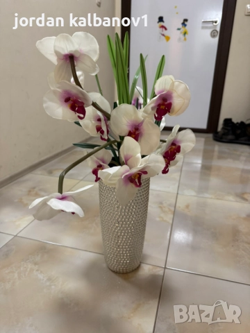 Декоративна орхидея с ваза само за 20лв.