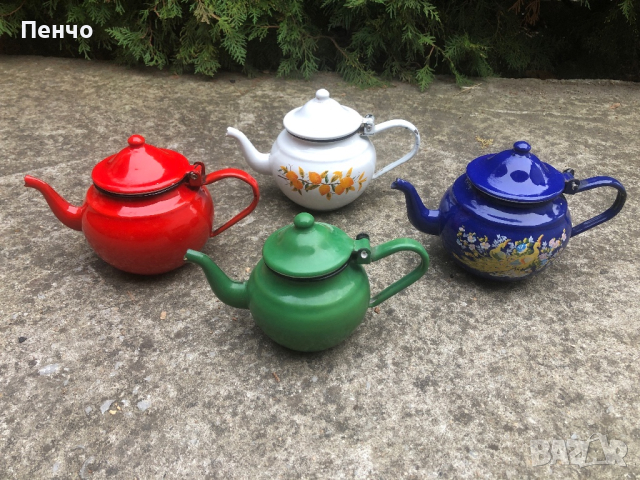 стари малки емайлирани чайници - СОЦ - четири броя