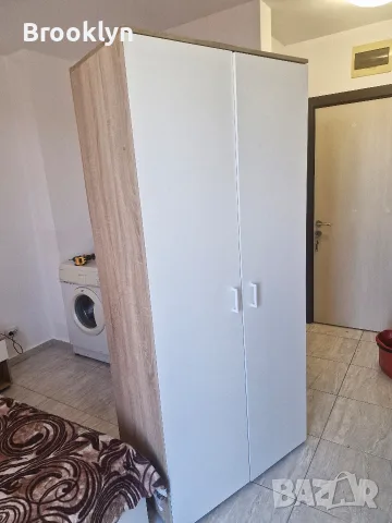 Продава се двукрилен гардероб