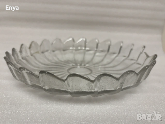 Ретро стъклена фруктиера с вълнообразен ръб