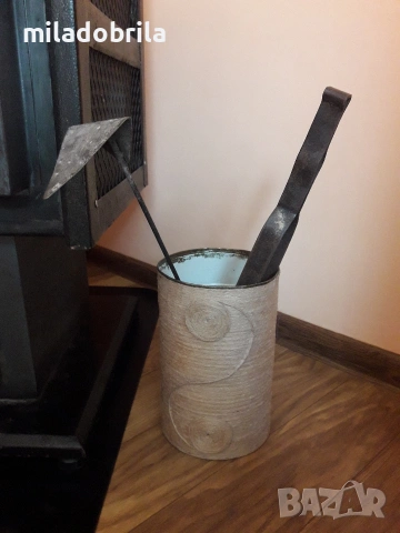 Поставка за принадлежност за камина