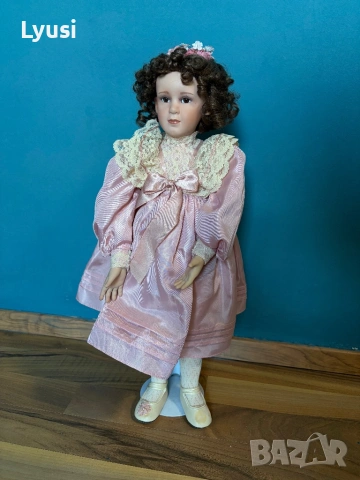 Колекционерска порцеланова кукла