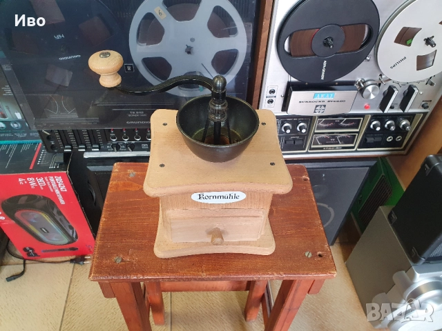 Винтидж ретро дървена кафемелачка с долно чекмедже.   В отлично състояние., снимка 2 - Антикварни и старинни предмети - 52007794