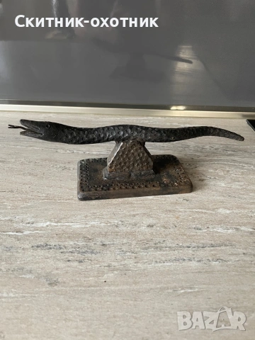 Метална фигура на змия