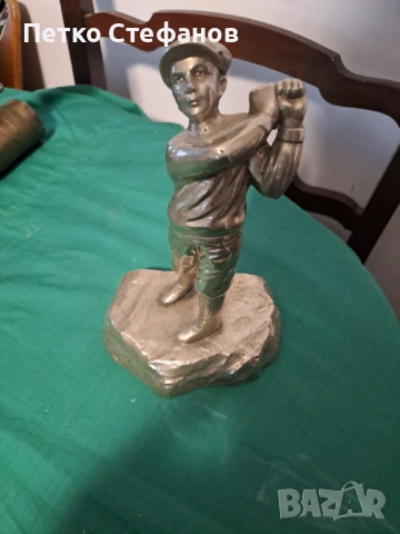 Статуетка на играч на голф.