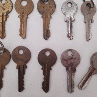 Стари ключове и мини катинарче, снимка 2 - Други ценни предмети - 40612444