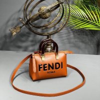 Мини чанта Fendi, снимка 4 - Чанти - 41321770