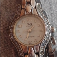 Елегантен стилен дизайн дамски часовникQ/Q QUARTZ WATER RESIST перфектен - 19609, снимка 1 - Дамски - 36251921