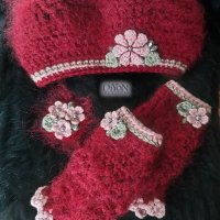 Луксозни дамски плетени шапка и ръкавици с мохер в бордо с брошка, снимка 1 - Шапки - 39067167