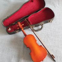 Малка сувенирна цигулка - точно копие на оригинала., снимка 5 - Струнни инструменти - 42389315