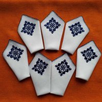 Разнообразни ръчно бродирани копринени кърпички с български шевици, снимка 4 - Ръчно изработени сувенири - 41248142