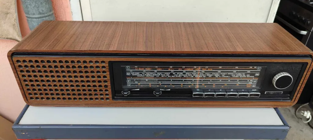 GRUNDIG RF 731 ラジオ Grundig Musikgerät RF731 – Radiomuseum-bocket.de