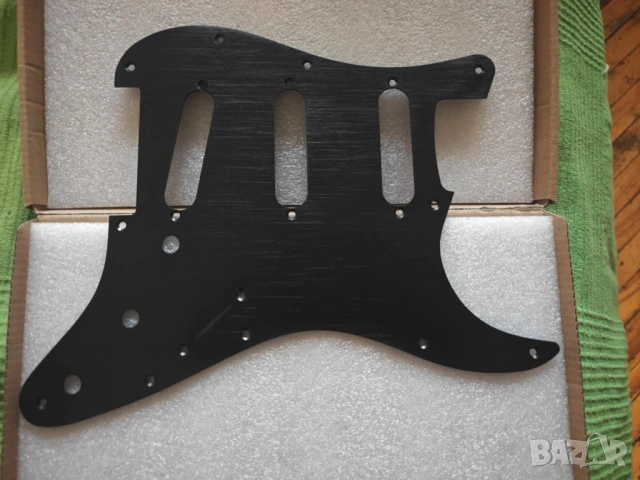 Пикгард за Strat от анодиран алуминий, снимка 3 - Китари - 53474262