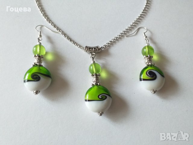 Красив комплект бижута с ръчно изработени стъклени Мурано мъниста в лазурно зелено и бяло 