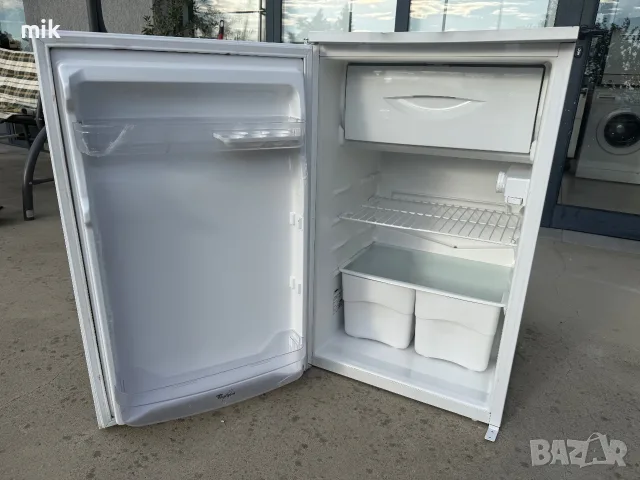 малък хладилник с камера
