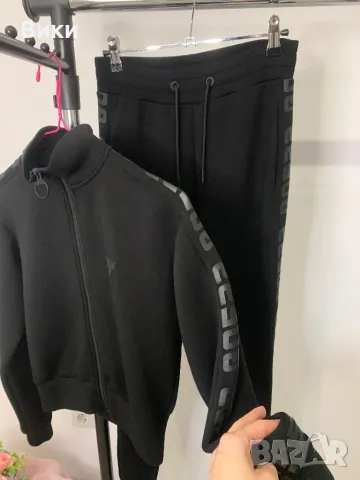 Спортен екип на Guess