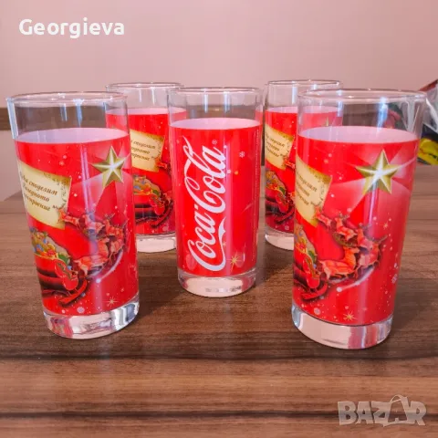 Стъклени чаши за безалкохолно Coca-Cola .