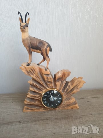 Настолен механичен часовник с дърворезба