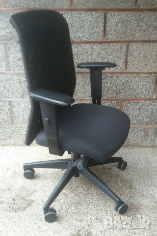 Офис стол Interstuhl със забележки по тапицерията