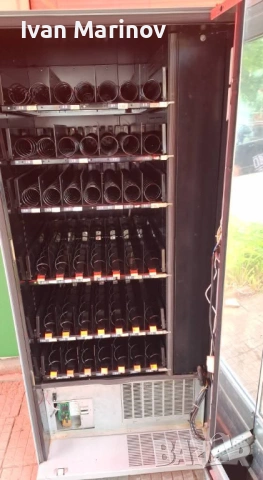 Снак машина за безалкохолно и храна 