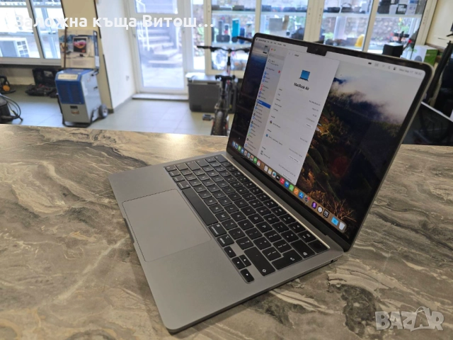 Лаптоп Apple MacBook Air 13.6 M2 2022 16Gb RAM 256Gb SSD, снимка 2 - Apple iPhone - 52132052