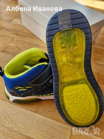 Светещи маратонки Geox 35 номер, снимка 8 - Детски маратонки - 53704879