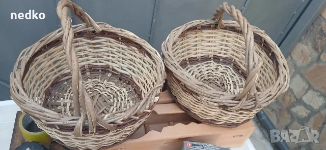 ръчно плетени кошници и глинена чиния и дървени кутии 