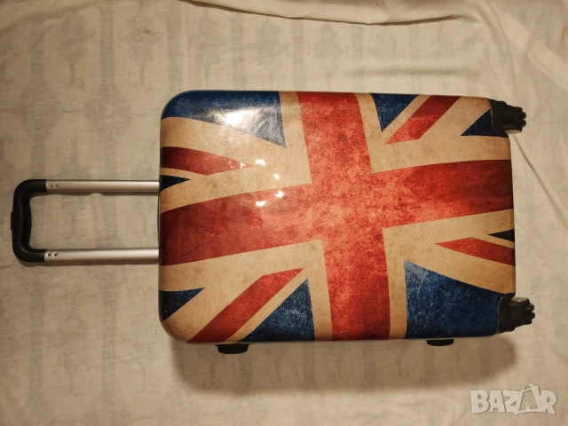 Куфар с твърди полипропиленови стени,  4 колелца, на цип с шифър, с разтегателна дръжка