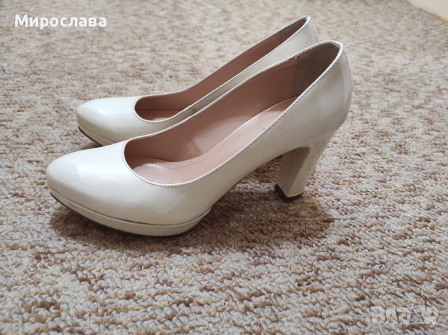 Бежови лачени обувки 