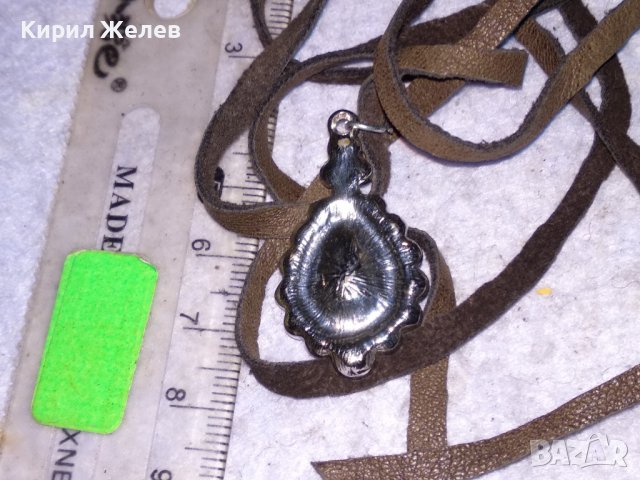 КРАСИВ ВИНТИДЖ - АРТ СРЕБРИСТ МЕДАЛЬОН с ФАСЕТИРАНИ КРИСТАЛИ и ШНУРЧЕ от ВЕЛУР 21232, снимка 8 - Колиета, медальони, синджири - 41483731