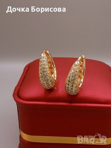 Обеци с камъчета и издължена овална форма с позлата 