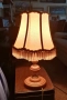 Елегантна нощна лампа с  основа от масивна дърво с топъл естествен финиш и кремав текстилен абажур., снимка 2