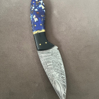 Ловен нож от Дамаска стомана дръжка смола и месинг кожена кания, снимка 3 - Ножове - 44745235