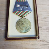 Медал за 40 години от социалистическата революция с книжка и кутия, снимка 2 - Антикварни и старинни предмети - 41973951