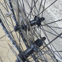 Чифт 28 цола капли за велосипед колело за диск център лоок Shimano deore , снимка 3 - Части за велосипеди - 41723362