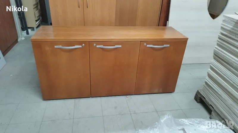 Шкаф с три врати с ключалки и рафтове 160/45/76см, снимка 1