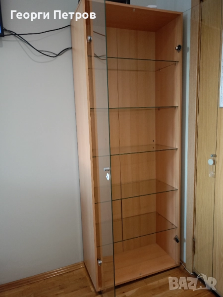 Дървена витрина със стъклени врати и рафтове , снимка 1