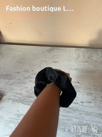 Сатенено черно скрънчи тип текстилен ластик за коса  🖤, снимка 4 - Аксесоари за коса - 53120377