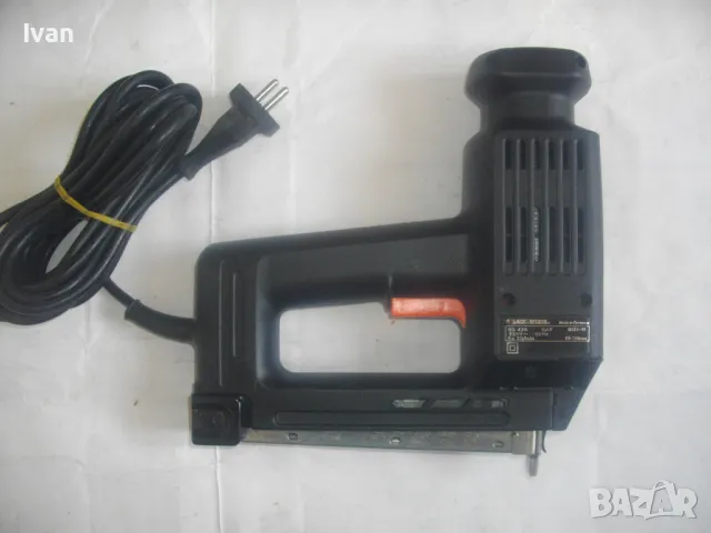 НОВ ОРИГИНАЛЕН НЕМСКИ BLACK DECKER ГОЛЯМ ЕЛЕКТРИЧЕСКИ ТАКЕР КОМБИНИРАН СКОБИ ПИРОНИ 19-30мм , снимка 4 - Други инструменти - 49509769