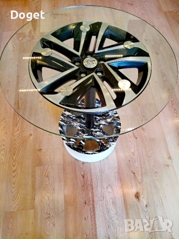 Елегантна стъклена маса