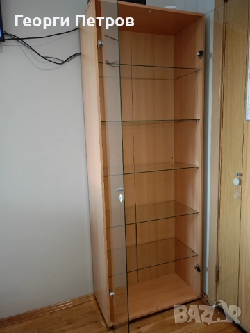 Дървена витрина със стъклени врати и рафтове 