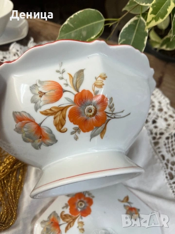 Красив порцеланов съд- Бисквитиера  Издигната на пиедестал елегантна форма, красива комбинация, снимка 10 - Кутии за храна - 53776231