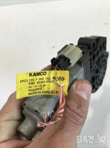 Мотор за предно дясно стъкло на врата за KIA Cerato 1.5 CRDi (2004) 82460-2F000, снимка 3 - Части - 53255783