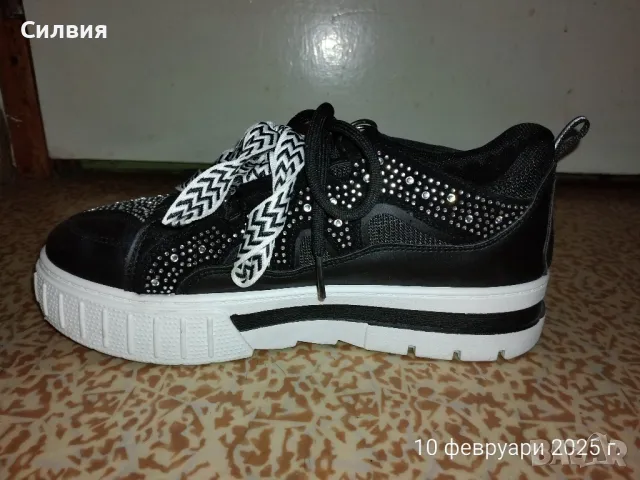 Сникърси черно и бяло 