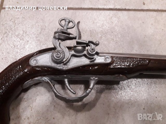 Две кремъчни пушки, пистолет, пищов, пушка