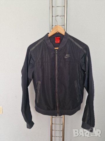 Страхотно дамско тънко  яке NIKE размер S , снимка 2 - Якета - 44176116